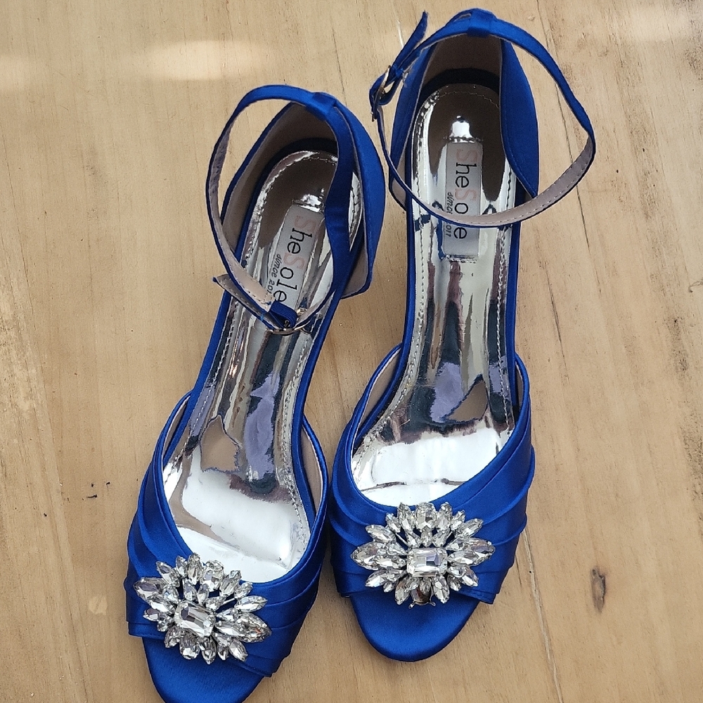 Chic Blue Heels with Sparkling Embellishment